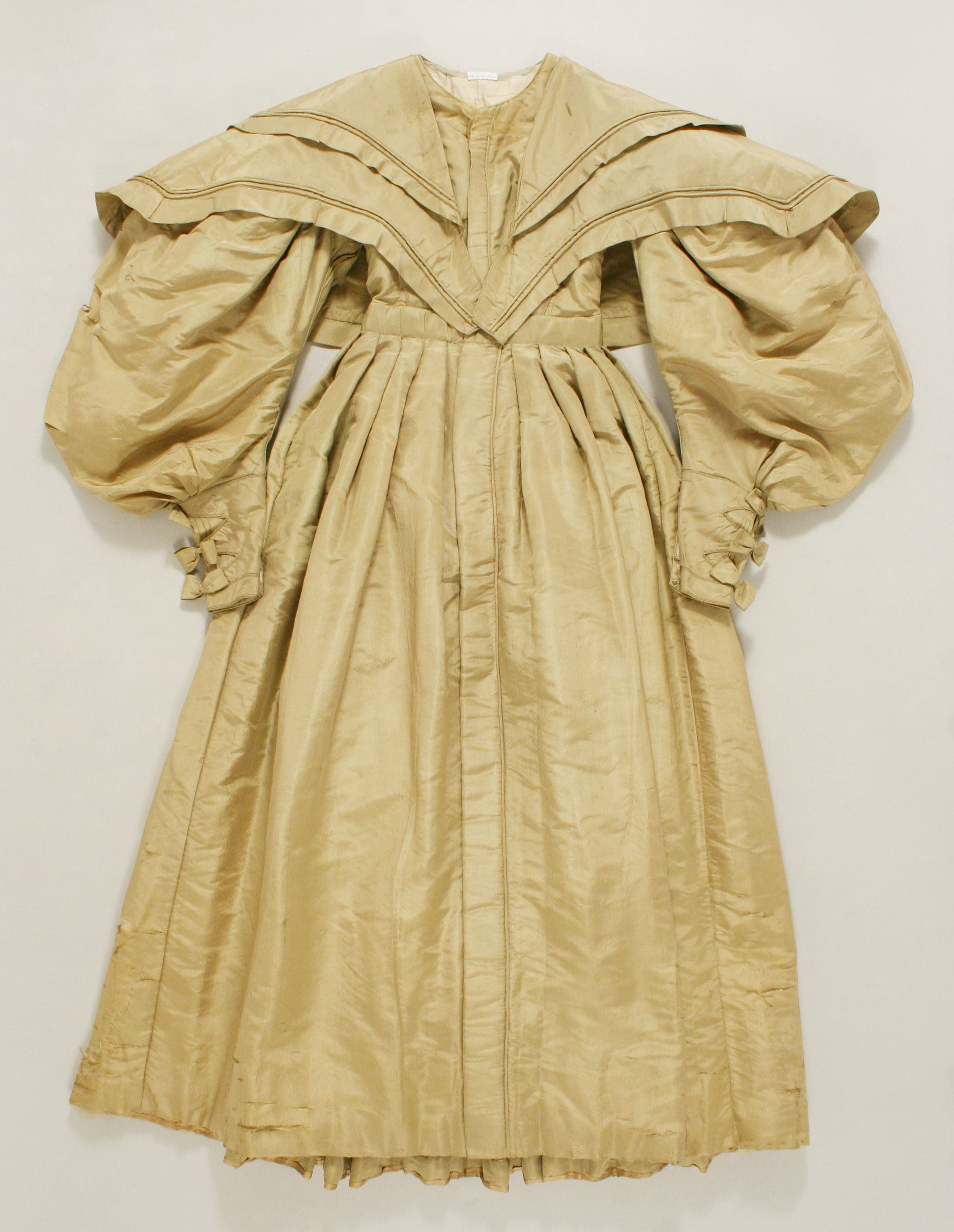 Unresolved brand, Walking dress