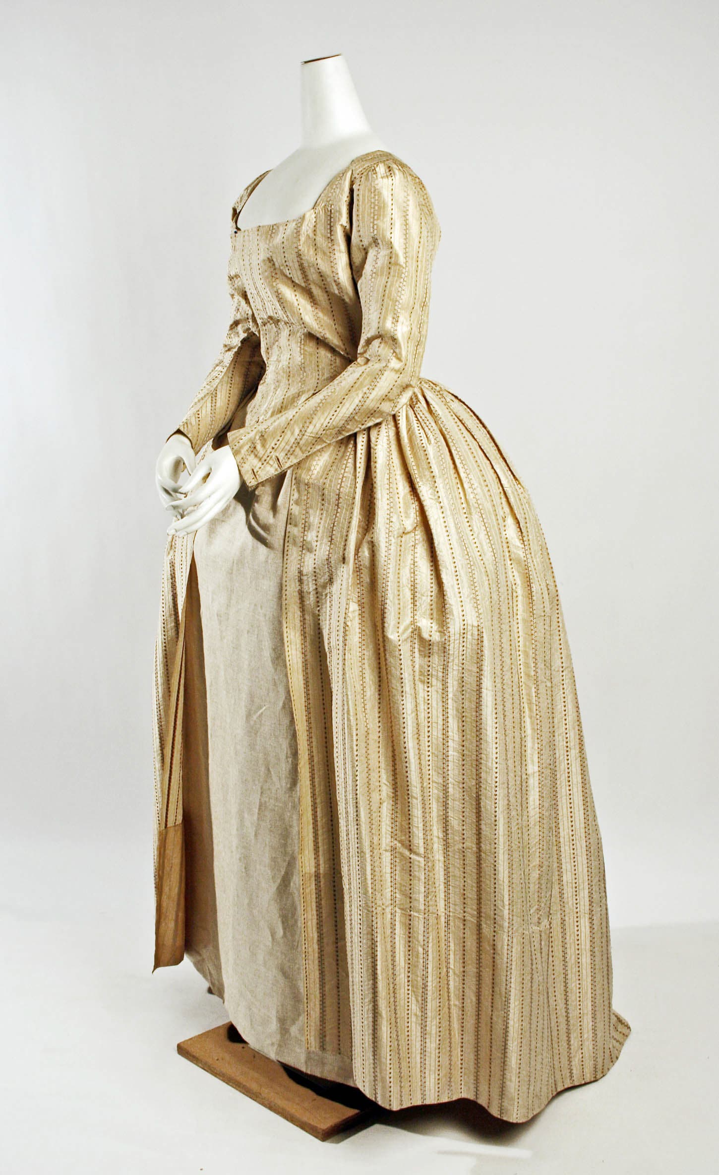 Unresolved brand, Robe à l'anglaise