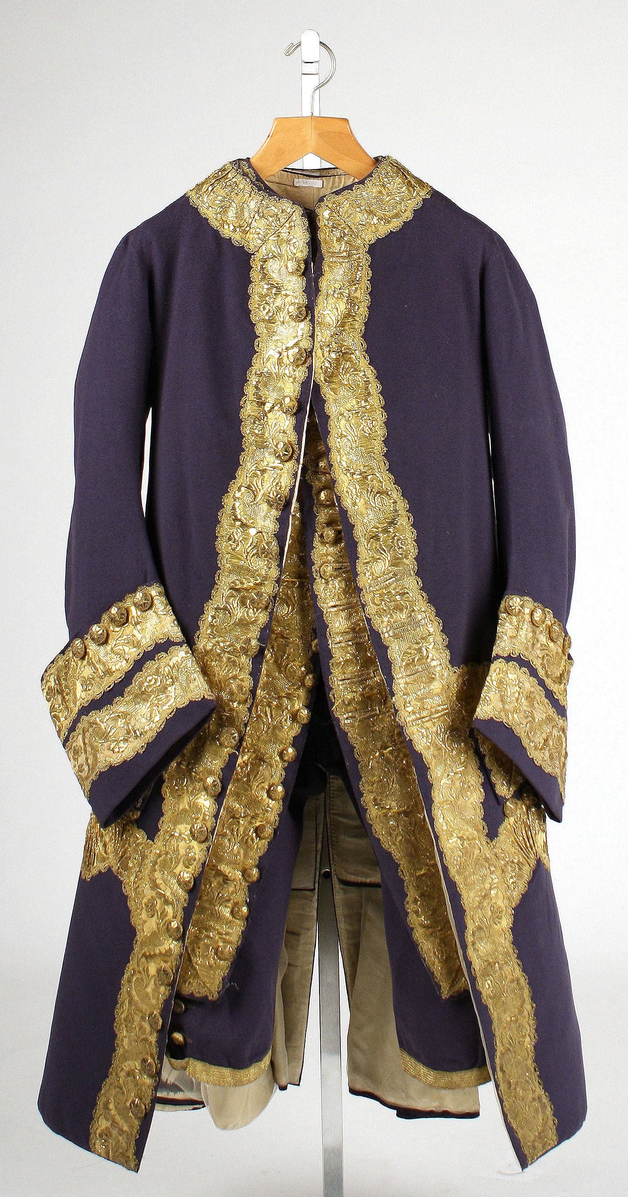 Unresolved brand, Suit