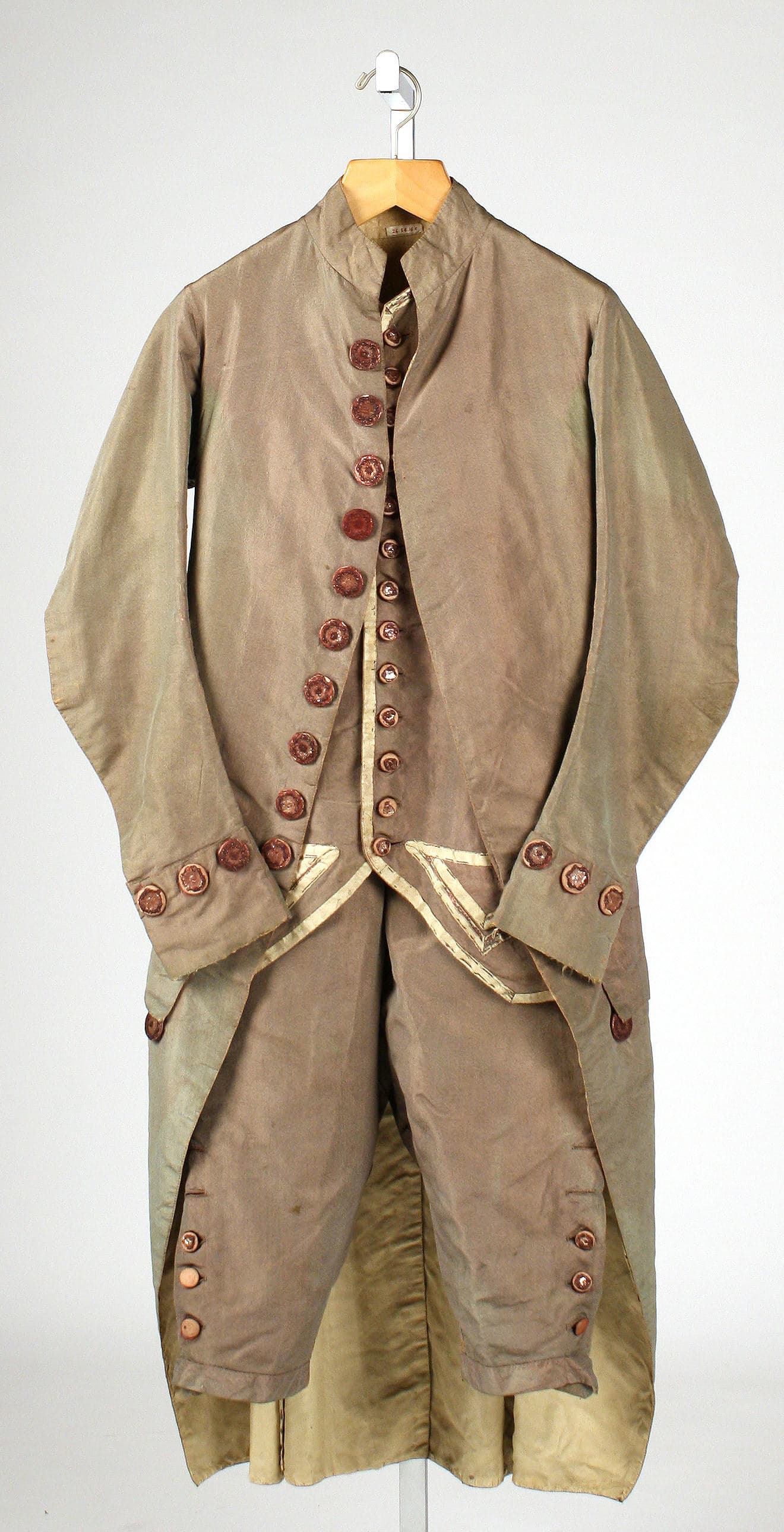 Unresolved brand, Suit