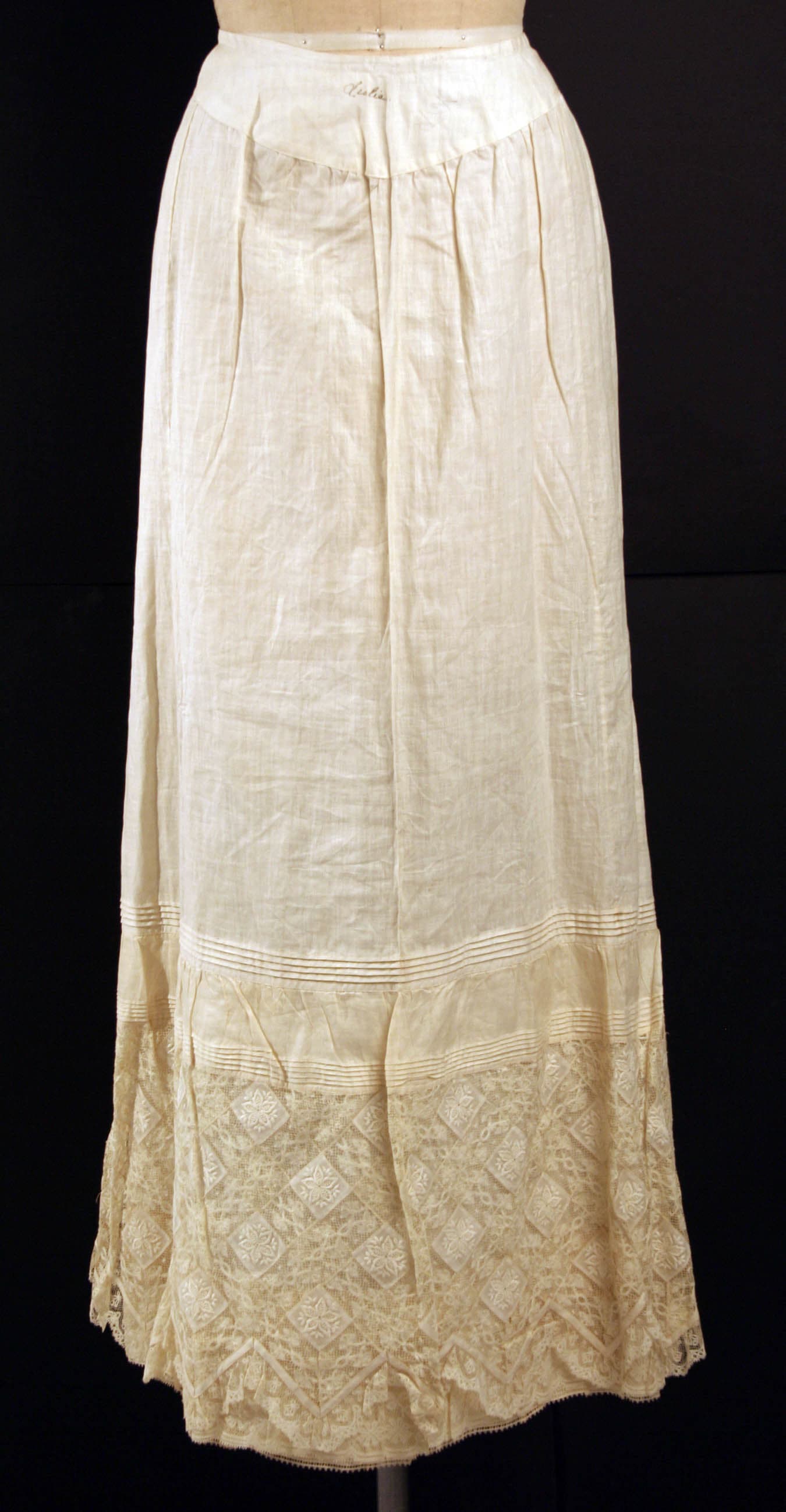 Unresolved brand, Underskirt