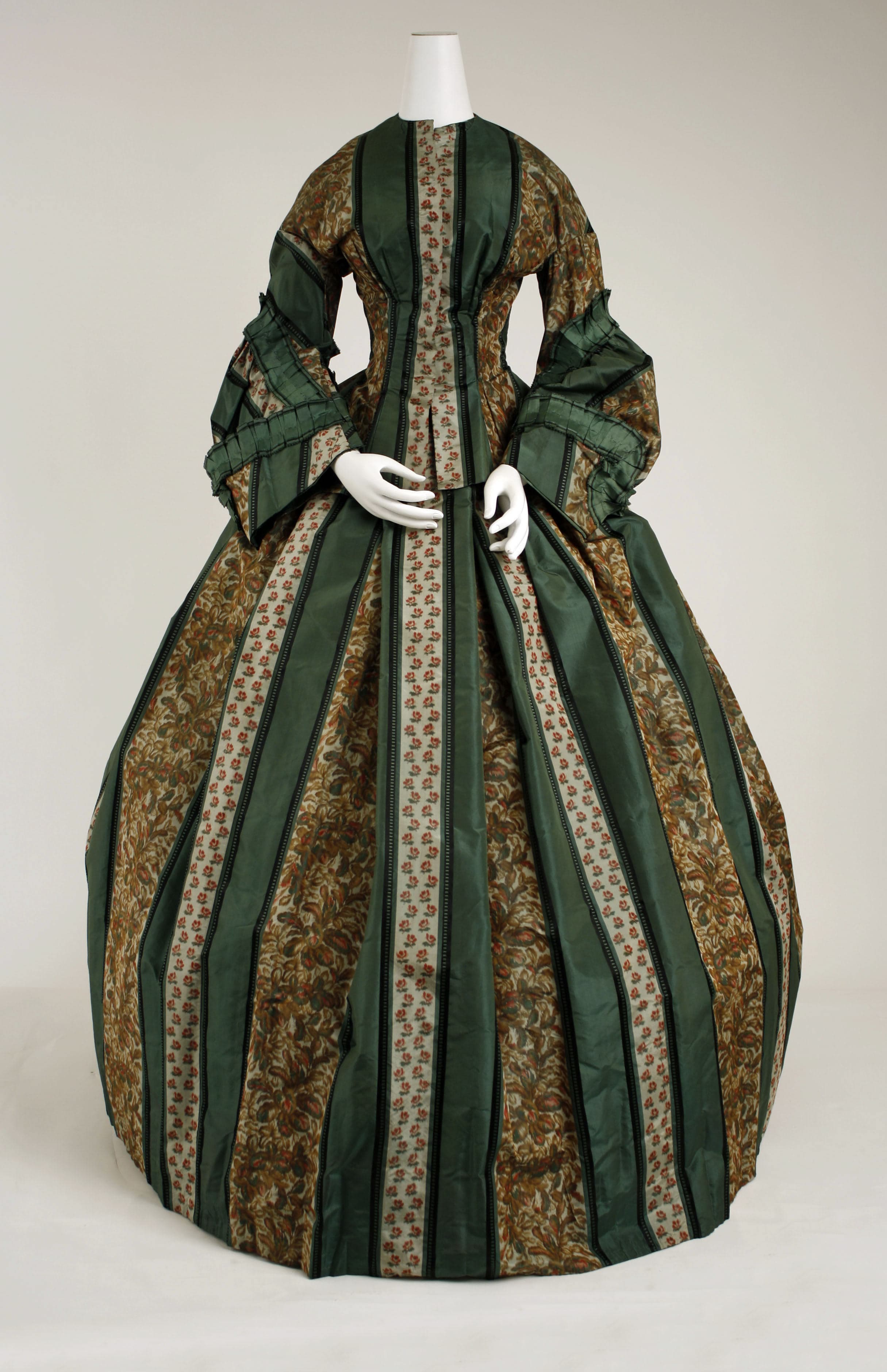 Unresolved brand, Dress