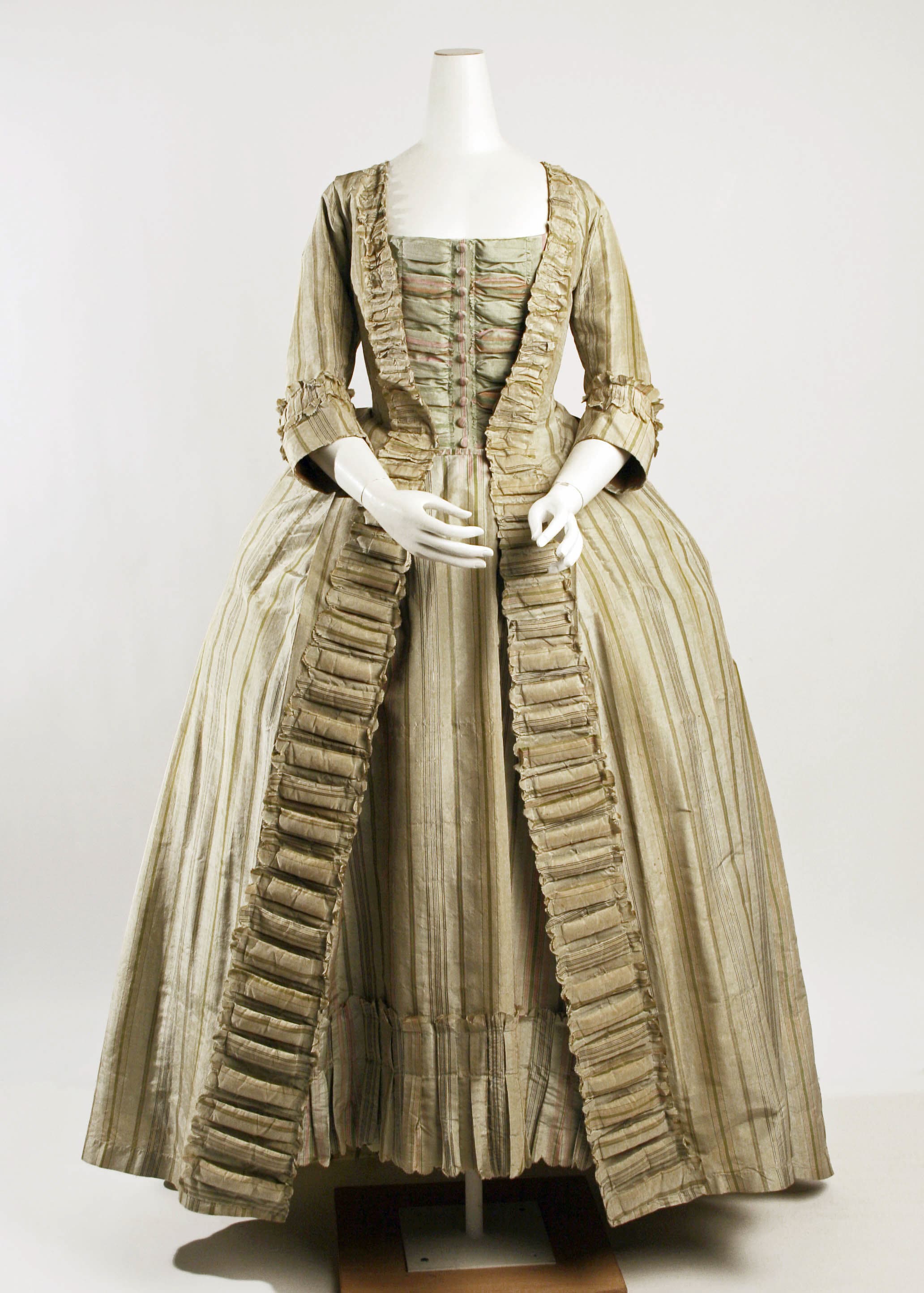 Unresolved brand, Robe à la française