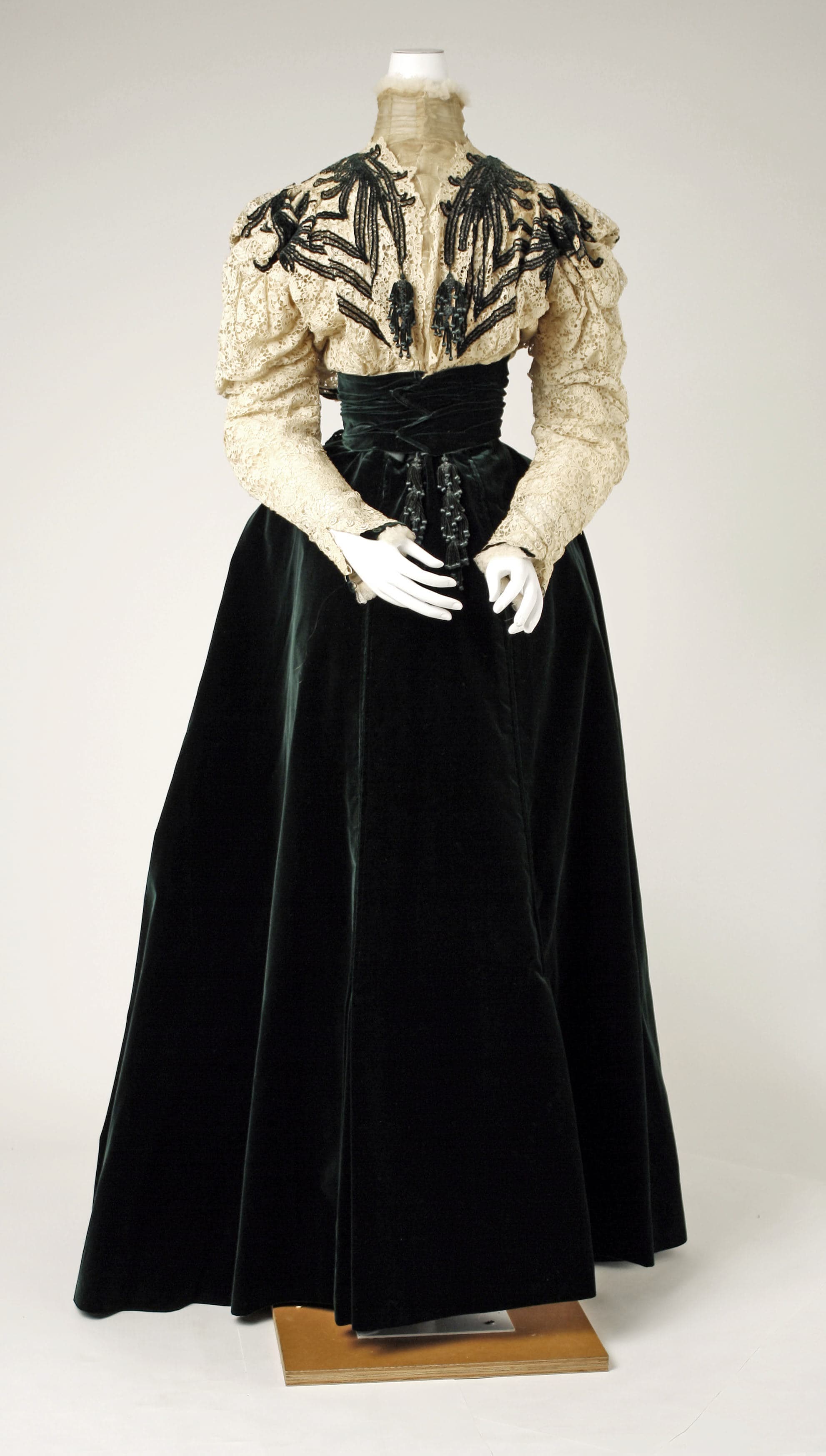 Unresolved brand, Dress