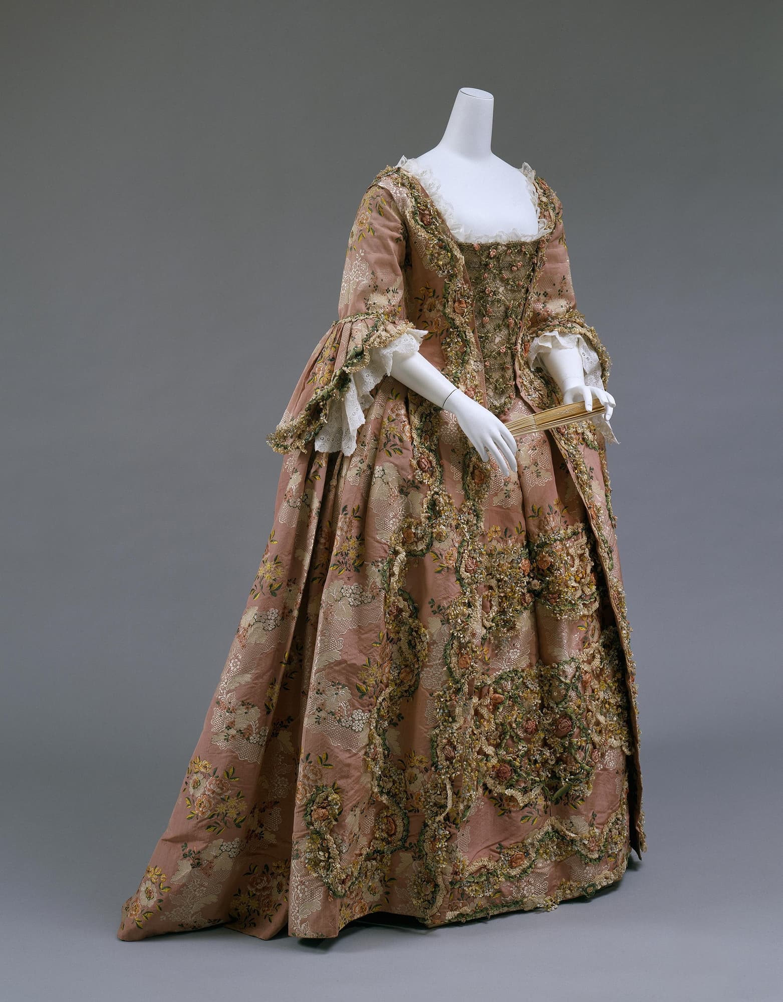 Unresolved brand, Robe à la française